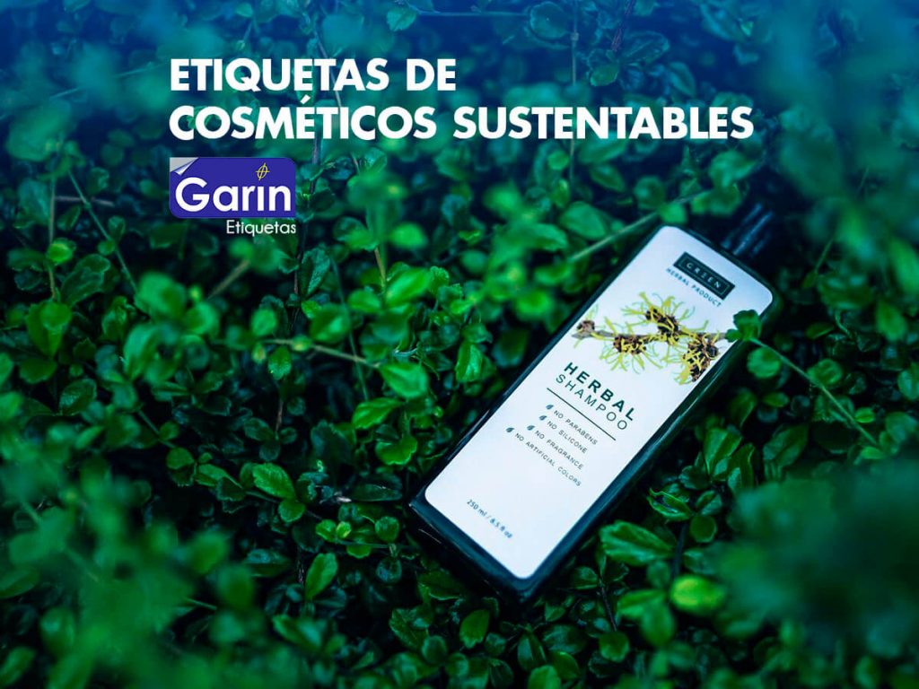 Una botella de producto para el cuidado del cabello con etiquetas sustentables.
