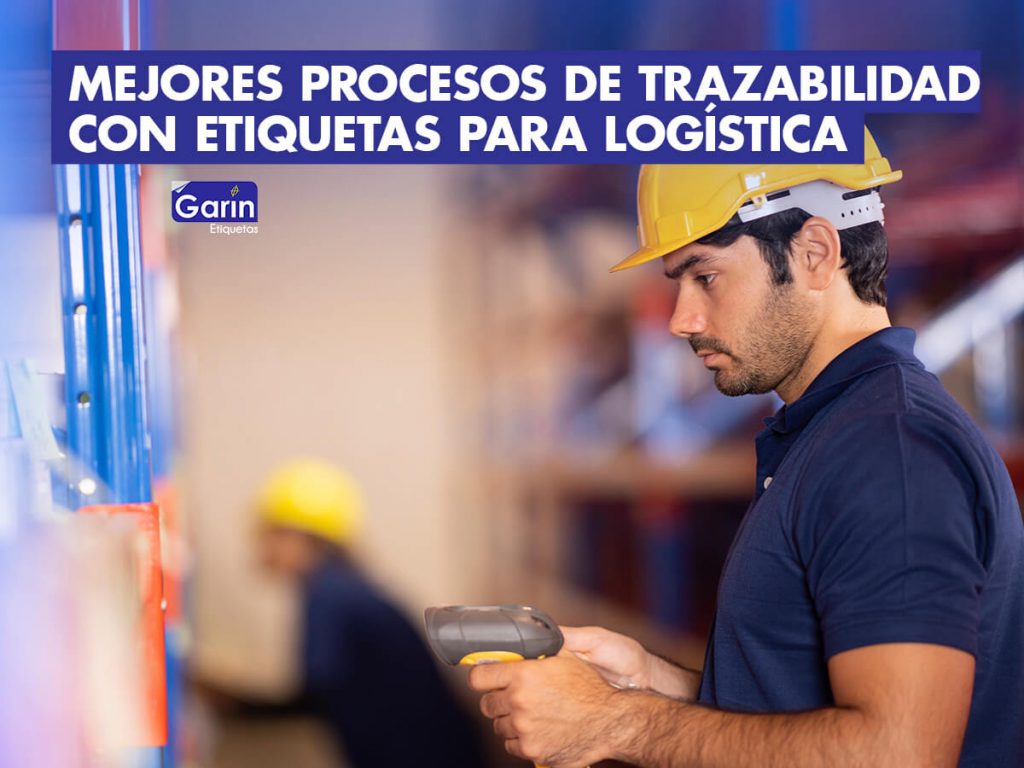 Un hombre escanea una etiqueta para rack con un dispositivo lector de códigos para logística y trazabilidad.