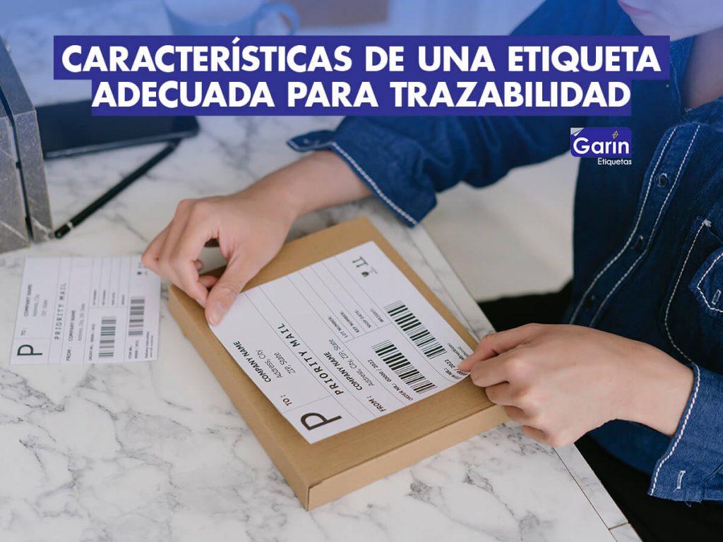 Una persona colocando una etiqueta de identificación sobre un paquete para la trazabilidad de la mercancía.