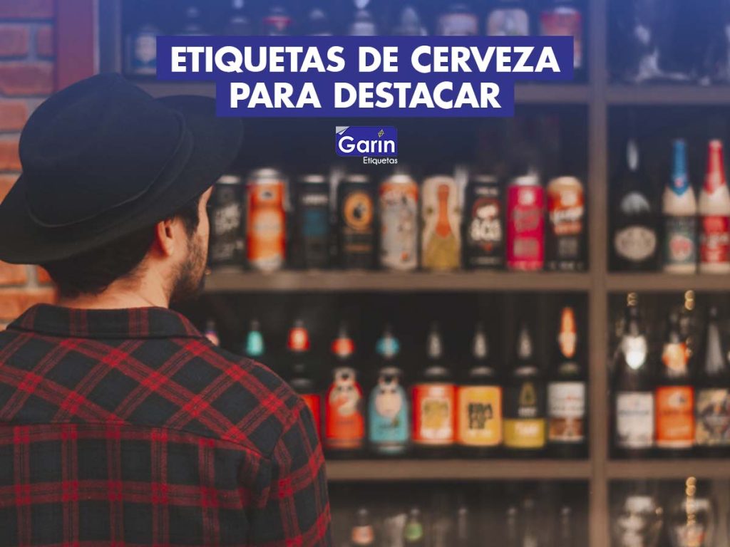 Un hombre parado frente a un aparador de tienda con cervezas de distintos diseños de etiqueta