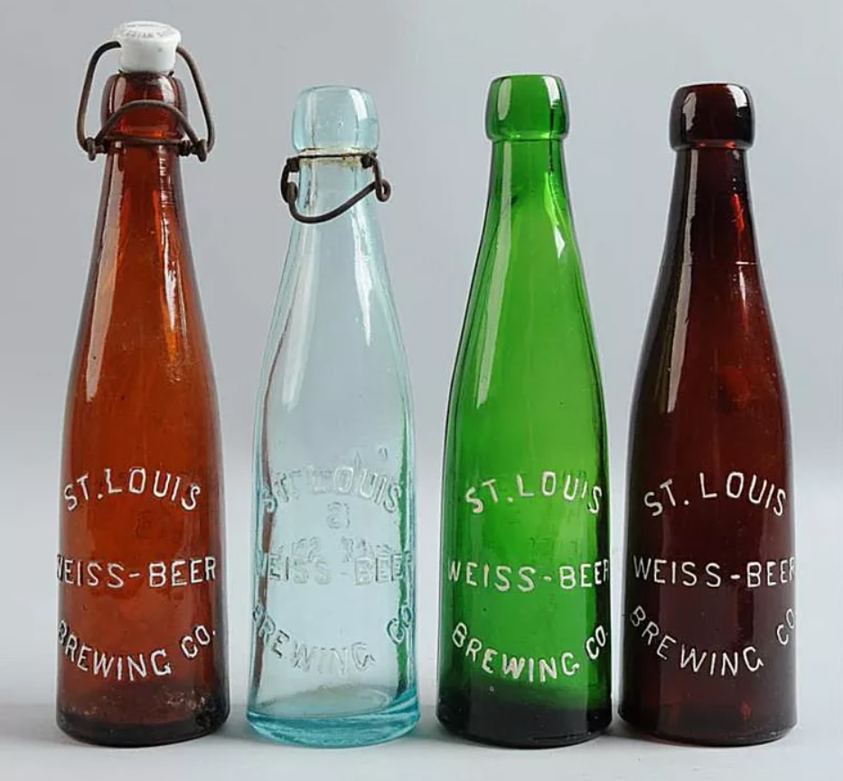 Botellas de cerveza antiguas representando el origen de las etiquetas de cerveza. 