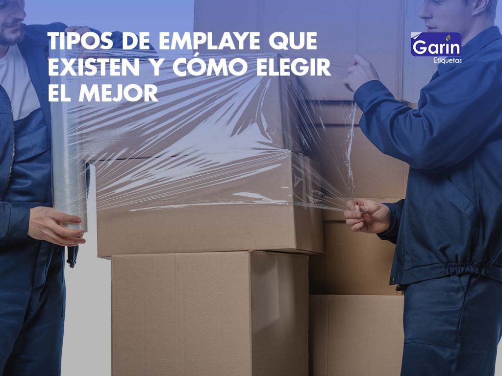 Hombre asegurando su mercancía con uno de los tipos de emplaye que existen.