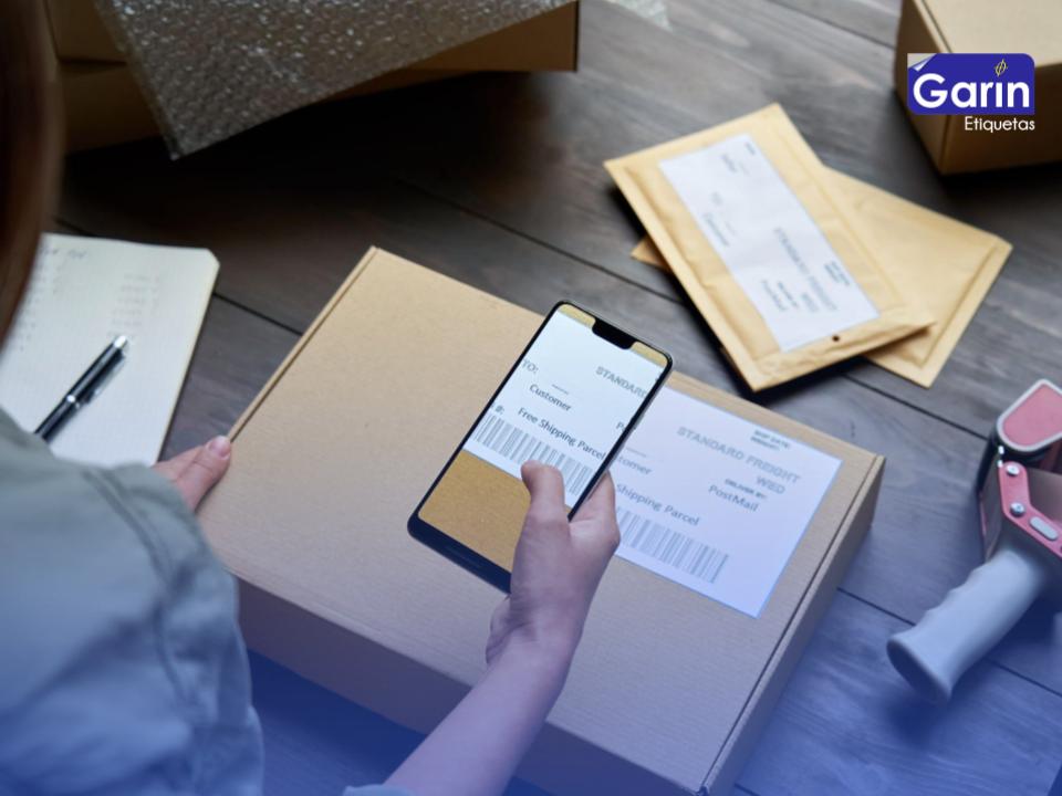 Una persona escanea una etiqueta para logística para mejorar la logística y distribucion de sus ventas online
