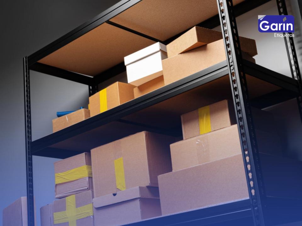 Racks para almacén con cajas organizadas que mejoran la distribucion
