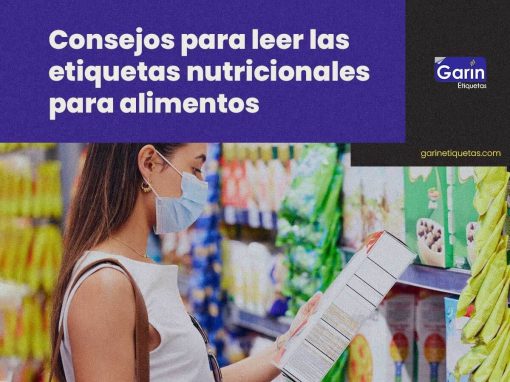 Una mujer leyendo las etiquetas nutricionales de los alimentos en un supermercado