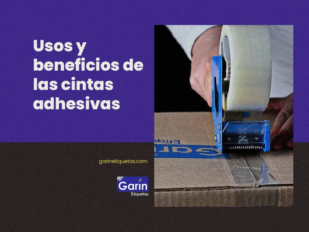 Detalle de manos utilizando cinta adhesiva para cerrar una caja de cartón.