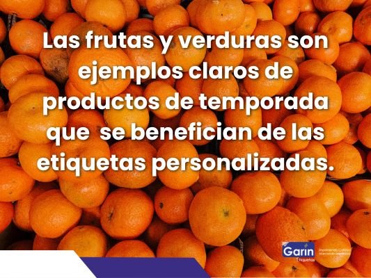 Es la imagen de una caja de mandarinas. Por encima tiene el texto “Las frutas y verduras son ejemplos claros de productos de temporada que se benefician de las etiquetas personalizadas”.