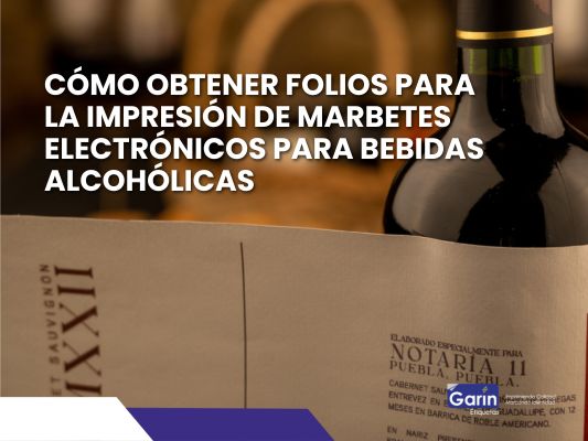 Es la imagen de una botella de vino con una etiqueta que apenas le están pegando. En blanco tiene el texto “Cómo obtener folios para la impresión de marbetes electrónicos para bebidas alcohólicas”.