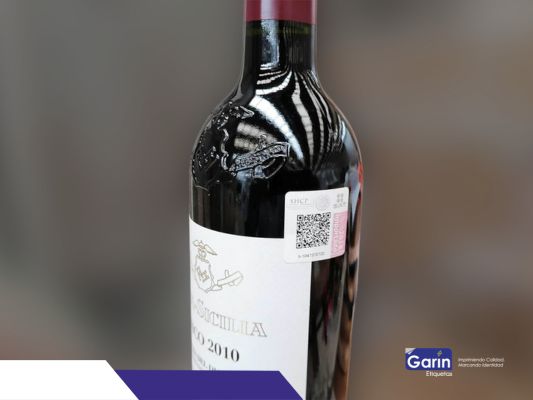 Es la fotografía de una botella de vino, con un marbete de “bebida alcohólica importada” pegada en la esquina superior derecha de su etiqueta. 