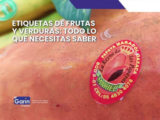 Es el close up a la etiqueta PLU de una papaya. En la esquina superior izquierda tiene el título “Etiquetas de frutas y verduras: Todo lo que necesitas saber”.