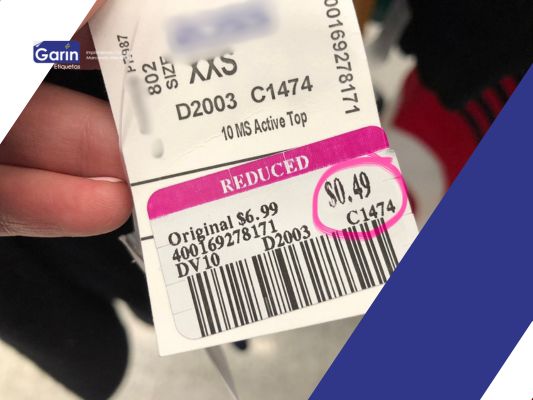 Es una etiqueta de ropa, reetiquetado con una nueva etiqueta de rebaja.