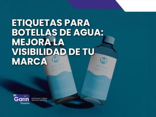 Es la imagen de dos botellas de agua con etiqueta azul claro, sobre un fondo azul verdoso. En la esquina superior izquierda tiene el título “Etiquetas para botellas de agua: Mejora la visibilidad de tu marca”.