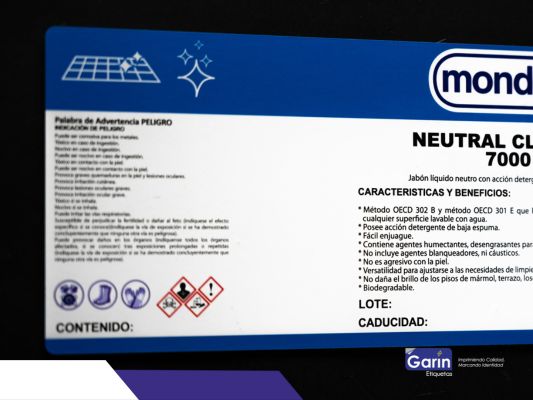 Es la imagen de una etiqueta blanca con azul de un producto de limpieza.
