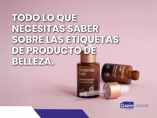 En la imagen a la izquierda se encuentran dos serums que es un producto de belleza con un correcto etiquetado de productos de belleza, en la parte derecha superior un texto que dice: “todo lo que necesitas saber sobre las etiquetas de productos de belleza”