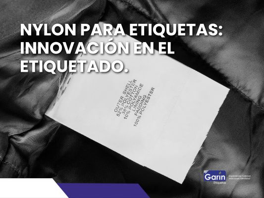 De fondo se encuentra una imagen de una etiqueta hecha de nylon describiendo la composición de la prenda con texto en la parte superior que menciona “Nylon para etiquetas: innovación en el etiquetado”