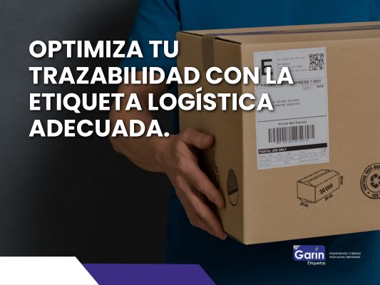 En la parte derecha de la imagen se encuentra un repartidor sosteniendo una caja de envío donde se puede ver una etiqueta logística y en la parte superior el títular del blog optimiza tu trazabilidad con la etiqueta logística adecuada.