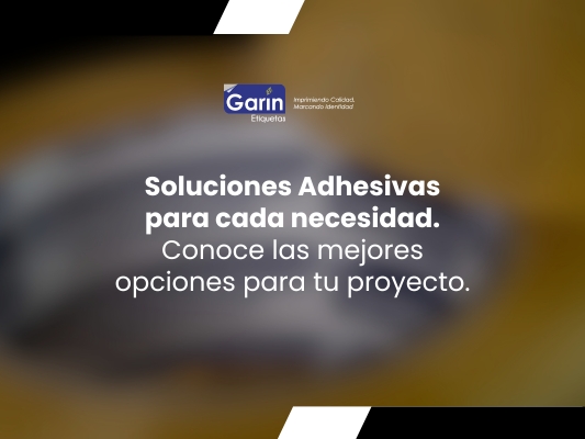 Fondo desenfocado con enfoque en el texto "Soluciones Adhesivas para cada necesidad", representando opciones versátiles. 