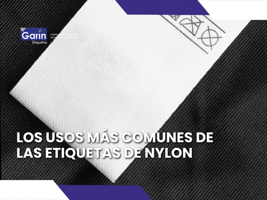 Etiqueta de Nylon dentro de una playera, con las indicaciones de cuidado y lavado.